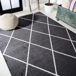 Cole Minimalist Diamond Trellis Round Area Rug - JONATHAN Y